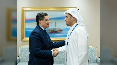 بن مبارك يبحث مع رئيس وزراء قطر تطوير العلاقات الثنائية بين البلدين