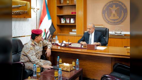 اللواء الزبيدي يناقش مع وزير الدفاع التهديدات الحوثية المتصاعدة بالبحر الأحمر وخليج عدن