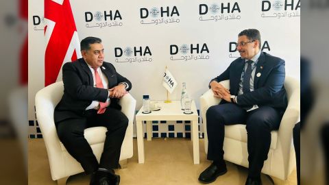 بن مبارك يبحث مع وزير الدولة البريطاني تنسيق مواقف البلدين تجاه القضايا ذات الاهتمام المشترك