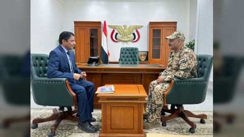 العميد طارق صالح يحث على إعادة تفعيل فروع مكاتب الهيئة العامة للبريد في تعز