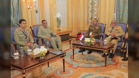 رئيس الأركان يبحث مع نظيره الباكستان التعاون العسكري بين البلدين