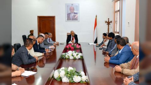 محافظ تعز يناقش مع المدير التنفيذي لشركة الغاز الأوضاع التموينية للمحافظة