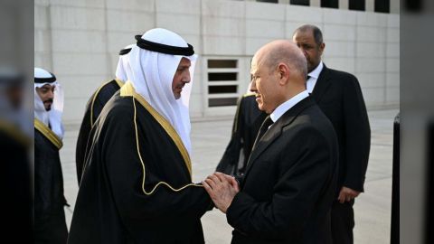 رئيس مجلس القيادة يصل الكويت لتقديم واجب العزاء على رأس وفد رفيع المستوى