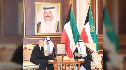 رئيس مجلس القيادة الرئاسي وقيادات الدولة يقدمون واجب العزاء بوفاة امير الكويت