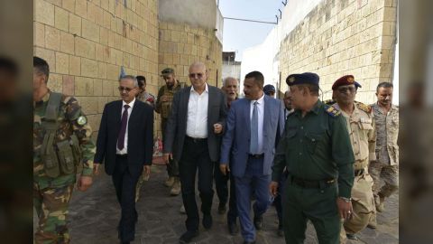 محافظ تعز يطلع على أوضاع السجن المركزي بالمحافظة