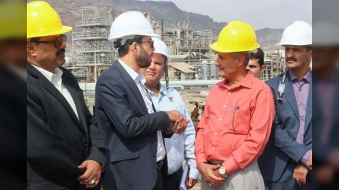 وكيلا وزارة النفط يتفقدان مصافي عدن ومنشآت تعبئة المشتقات النفطية بالبريقة