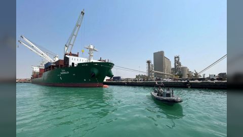 الحكومة اليمنية تحذر من مخاطر الهجمات الحوثية على هجرة الشركات الملاحية من البحر الأحمر