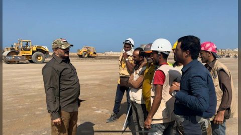 تفقد عضو مجلس القيادة الرئاسي طارق صالح، اليوم، عدد من المشاريع الحيوية الجاري تنفيذها بمدينة المخا محافظة تعز، ضمن خطة متكاملة