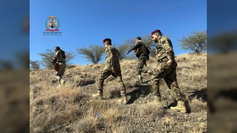 رئيس أركان محور تعز يتفقد المقاتلين في الخطوط الأمامية غربي المحافظة