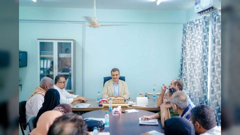 لملس يناقش برنامج السلطة المحلية بمديرية التواهي ويطلع على عمل الجهاز المركزي للإحصاء