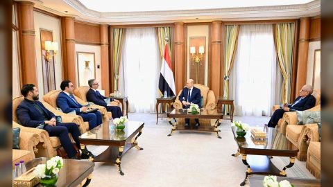 رئيس مجلس القيادة يدعو الاتحاد الاوروبي الى تصنيف المليشيات الحوثية منظمة ارهابية دولية