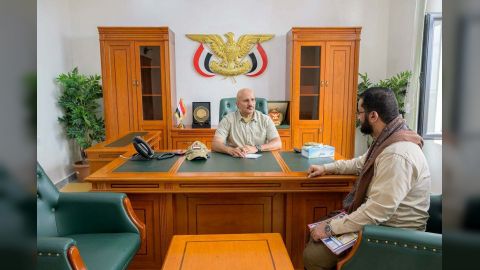 عضو مجلس القيادة طارق صالح يطلع على جهود واوضاع السلطة المحلية في الوازعية