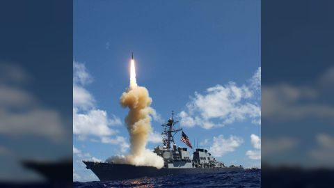 القوات الأمريكية تستهدف 10 طائرات مسيرة غرب اليمن والحوثيين يستهدفون سفينة تجارية