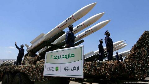 مسؤول محلي: مليشيا الحوثي تنقل معدات عسكرية إلى الأحياء السكنية بمدينة الحديدة