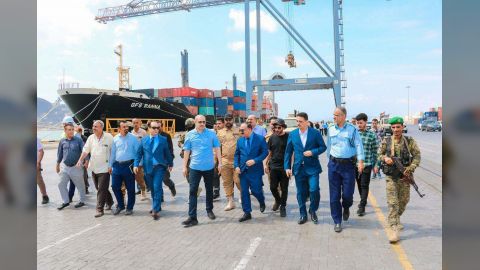 وزير النقل يطلع على سير العمل بمحطة الحاويات بميناء عدن