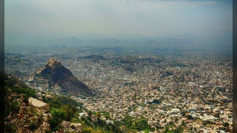 استشهاد طفل وإصابة شقيقه بقصف لمليشيات الحوثي في تعز