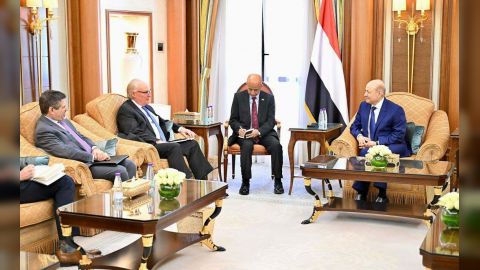 رئيس مجلس القيادة يستقبل مبعوث الولايات المتحدة الاميركية