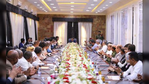 عضو مجلس القيادة الرئاسي البحسني يرأس اجتماعًا للمكتب التنفيذي في حضرموت