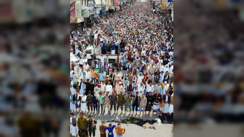بمشاركة فرع المكتب السياسي... مسيرة حاشدة في تعز تنديدًا بمجازر الصهاينة في غزة ومتاجرة أدوات إيران