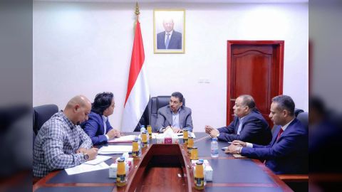 رئيس الوزراء يطلع على أوضاع الكهرباء في العاصمة المؤقتة عدن وبقية المحافظات