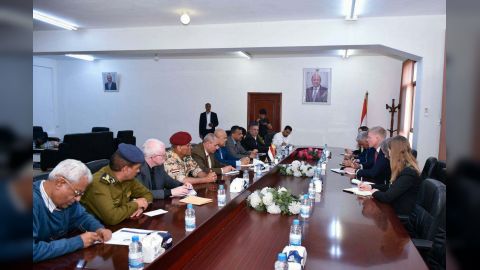 محافظ تعز يبحث مع المبعوث الاممي الاوضاع الانسانية وجهود تحقيق السلام