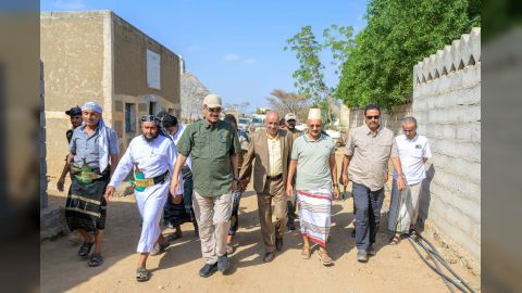 طارق صالح يتفقد الاوضاع في المخا ومقبنة ويؤكد ان الحوثي منظومة دمار لصالح إيران