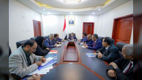 رئيس الوزراء يرأس الاجتماع الأول للجنة مناقصات شراء وقود الكهرباء