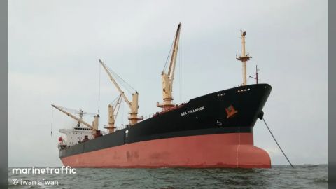 اليمن... مليشيا الحوثي تستهدف سفينة مساعدات غذائية والحكومة تصف الحادثة بـ التصعيد الخطير