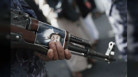 الحكومة اليمنية تحذر: إيران تستقدم مقاتلين طائفيين عابرين للحدود لتعزيز مليشيا الحوثي في اليمن.