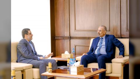 اللواء الزُبيدي يطّلع من رئيس الوزراء على الإجراءات المتخذة للنهوض بالوضع المعيشي للمواطنين