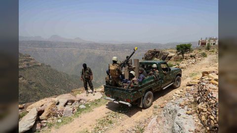 مليشيات الحوثي الارهابية تستهدف مواقع الجيش غرب مدينة تعز