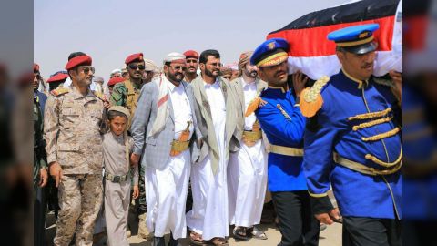 عضو مجلس القيادة العرادة يتقدم موكب تشييع فقيد الوطن اللواء حسن بن جلال بمأرب