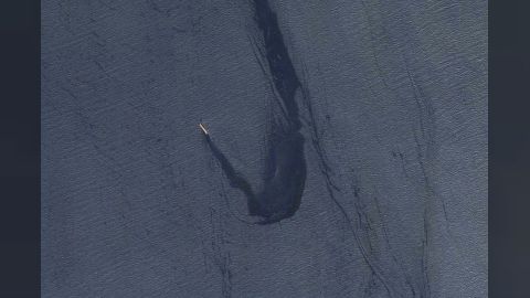 صور سفينة روبي مار مهددة بالغرق خلال 48 ساعة... فريق حكومي يزورها ويعاين الأضرار