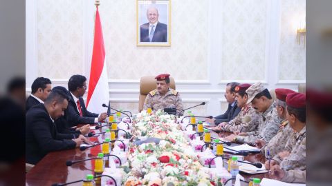 وزير الدفاع يلتقي في عدن منظمة نداء جنيف