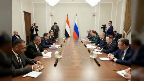 رئيس الوزراء يبحث مع رئيس مجلس الدوما العلاقات الثنائية وتطورات الأوضاع في اليمن