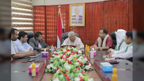 محافظ المهرة يشيد بتدخلات البرنامج السعودي في المحافظة