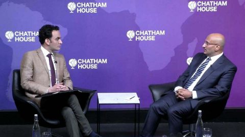 طارق صالح في حوار مع تشاتام هاوس: تفاهمات السلام تجمّدت بسبب الوضع في البحر الأحمر