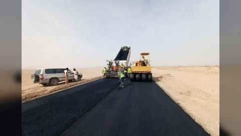إنجاز 20 بالمائة من مشروع صيانة الطريق الدولي عتق - العبر في شبوة