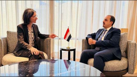 الارياني يلتقي السفيرة الفرنسية ويؤكد أن الوقت حان لتحرك دولي لدعم الحكومة في مختلف المجالات