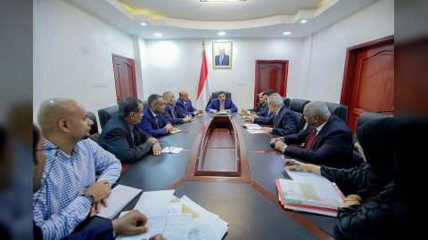 رئيس الوزراء يطلع من لجنة مناقصات شراء وقود الكهرباء على خطتها استعدادا للصيف القادم