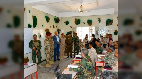 المحافظ شمسان يطلع على سير الدورات التدريبية في المركز التدريبي لمحور تعز