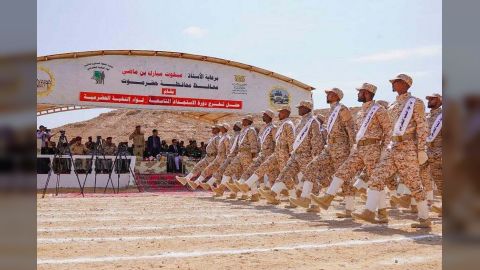 عضو مجلس القيادة الرئاسي البحسني يشهد حفل تخرّج الدفعة التاسعة استجداد بلواء النخبة الحضرمي