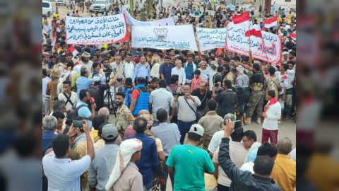 حشود جماهيرية في الخوخة تندد بإغلاق الحوثيين للطرق واستهداف أرزاق الصيادين