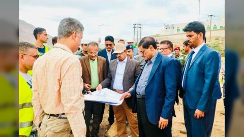 البحسني يطلع على سير الأعمال في مشروع خور المكلا ويوجه بوضع حجر أساس لحديقة عامة