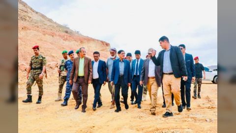 البحسني يدشن مشروع توسعة شارع المكلا ويتفقد سير الأعمال في الطريق الدائري