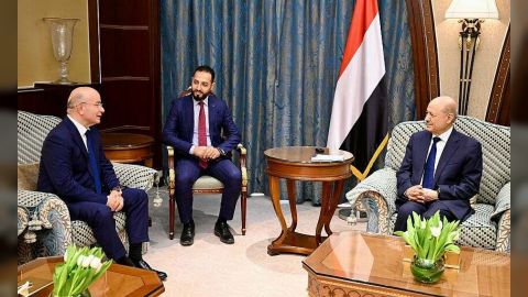 رئيس مجلس القيادة يشيد بالعلاقات اليمنية التركية