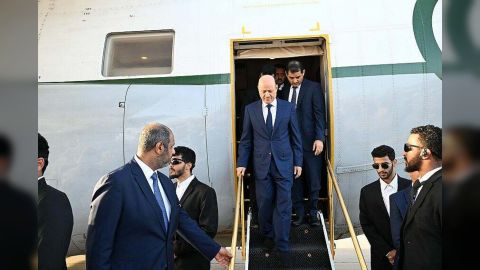 رئيس مجلس القيادة يواصل في عدن جهود دعم الاصلاحات الحكومية الشاملة