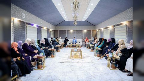 رئيس الوزراء يعبر عن تقديره للأدوار الوطنية والنضالية للمرأة اليمنية ويجدد التزامه بتمكينها في مراكز القرار