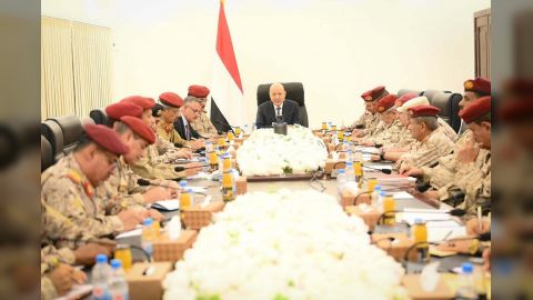 رئيس مجلس القيادة يجتمع بقيادة وزارة الدفاع ورئاسة هيئة الاركان وقادة القوات والمناطق والمحاور العسكرية