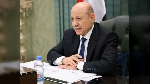 رئيس مجلس القيادة يجري اتصالا هاتفيا بمحافظ حضرموت